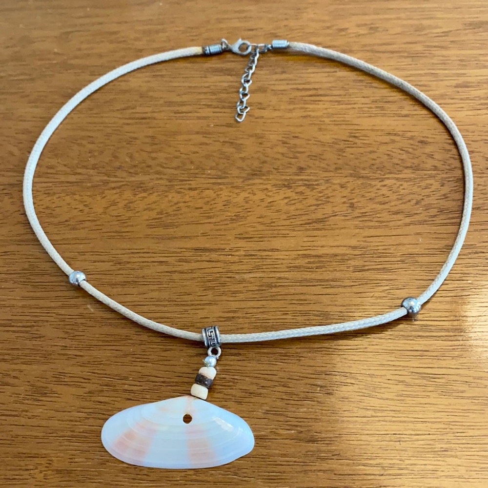 Handmade shell necklace - Picture 2 of 7